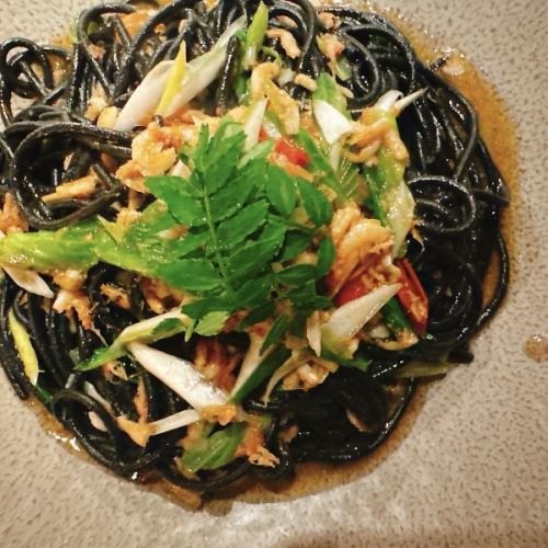 樱花虾配青椒、山野蔬菜和野蒜