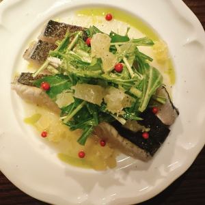 Grilled Spanish mackerel, small turnip and Tosa pomelo carpaccio served with salad