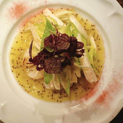 香煎扇贝配山野蔬菜和Zespri奇异果薄片,佐以自制樱花盐