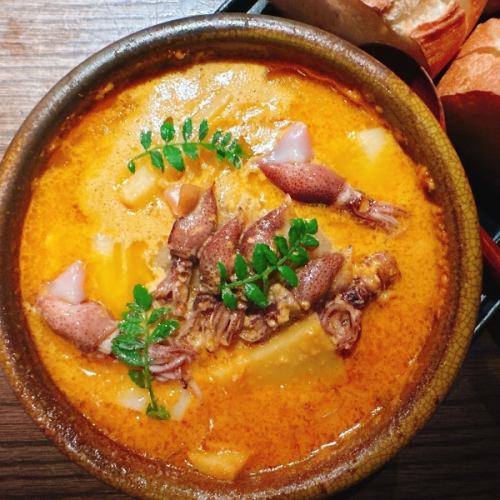 富山县萤火鱿、竹笋和嫩叶(Ajillo)