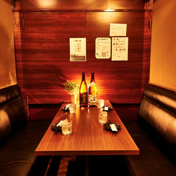 [Private room sofa seats] Private rooms for 2, 3, and 10 people are also available! Suitable for small and medium-sized rooms ◎Couple seats in private rooms for 2 people are recommended for dates! Spend a special time while enjoying exquisite food and sake in a space just for two.