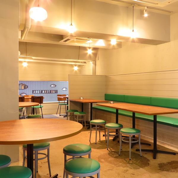 店内は思わず長居したくなるようなシックで落ち着いた雰囲気の空間。こころゆくまでお寛ぎください。