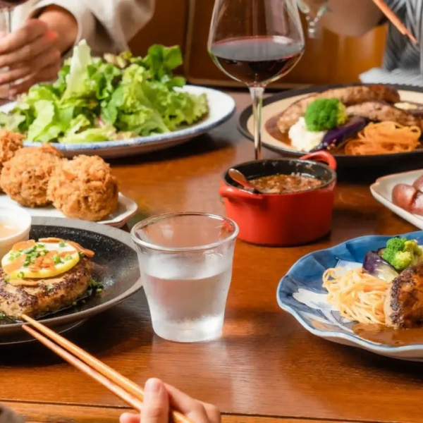 ごゆっくりとお過ごし頂ける様、木のぬくもりを感じるテーブルや暖色系の照明など、居心地の良さを重視した空間作りをしております。ご来店頂いたお客様に当店自慢のハンバーグを食べて頂き、少しでも元気なって頂けたら幸いです！