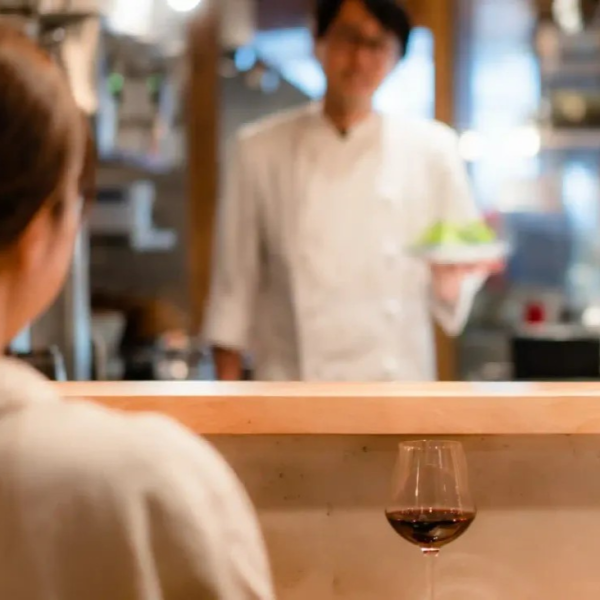 お一人様でもお気軽にご来店頂ける様、カウンター席のご用意もございます。その他テーブル席や、ご家族様のお食事に最適なソファー席など様々なタイプのお席をご用意しております。リラックスできる空間の中でお食事をご堪能ください！