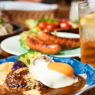 2名様用のテーブル席を2席ご用意しております。デートやご友人とのお食事などに最適です！産地や生産者がわかる食材を使用した、安心して食べられる絶品のハンバーグを是非お楽しみください！セットはご飯、おみそ汁、ミニ野菜ジュース付きです♪