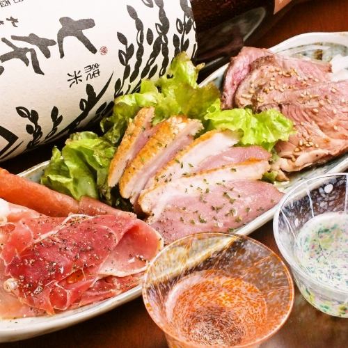 A wide variety of dishes that go great with sake! Single items start at 400 JPY!