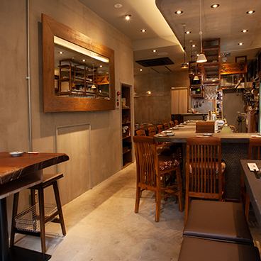 市場から仕入れた鮮魚や肴が落ち着いた店内とベストマッチ