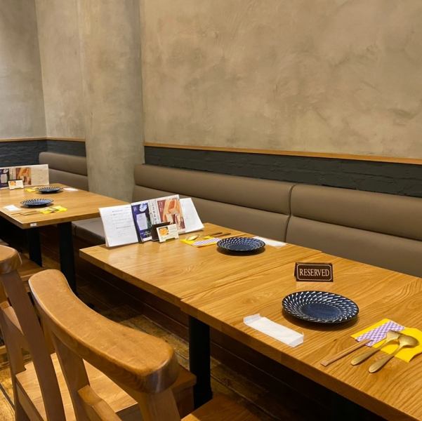 Sofa seats are also available in the store.The chairs and tables are wood-grained and have a calm atmosphere, so this seat is recommended when you want to drink while talking with your friends or enjoy a meal with your family!