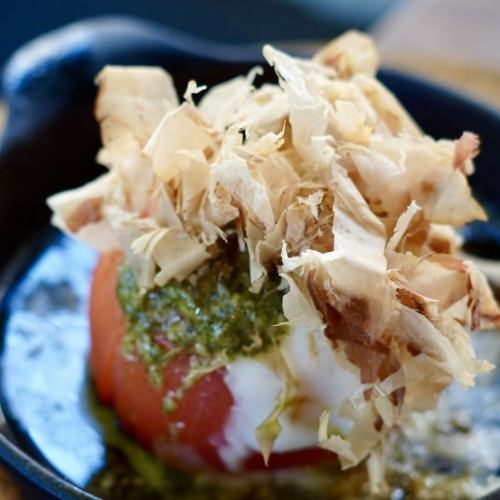 Piping hot! Kyoto-style grilled caprese with whole tomatoes ~ White soup stock, mozzarella, bonito flakes ~
