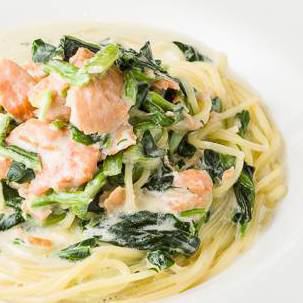 Salmon and spinach cream pasta