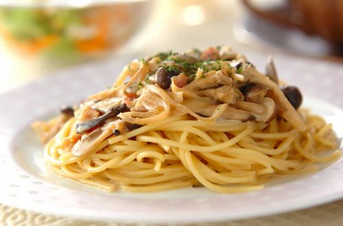 Japanese-style soy sauce pasta with bacon and mushrooms