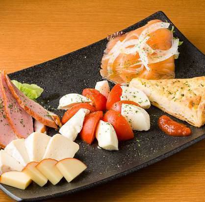 Assorted appetizers (the photo is for 3 to 4 people) *The image is for illustrative purposes only.