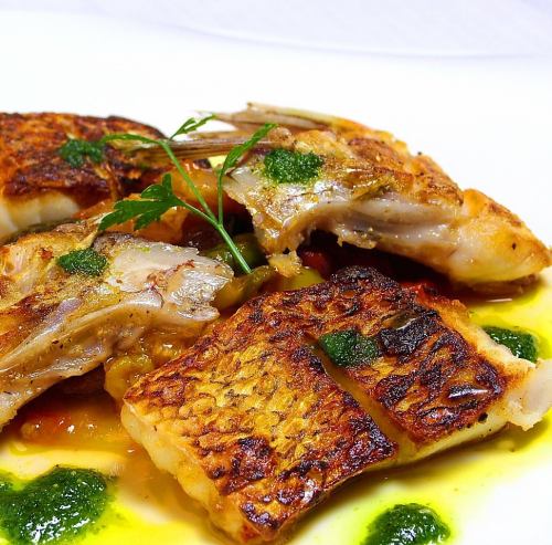 本日のシェフおすすめ魚料理を堪能！一例：鯛のポワレ　プロヴァンス風やたっぷり魚介のアヒージョなど！