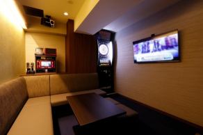 個室は2名様~10名様。ダーツ投げ放題&カラオケ歌い放題です★