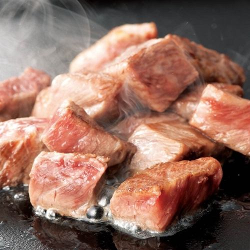 Hormone teppanyaki / Kuroge Wagyu beef dice steak / Kuroge Wagyu beef's Calbi burnt meal iron plate