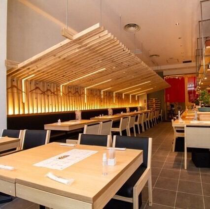 3名様以上でご利用のお客様にオススメな、ゆったりと座れるテーブル席もございます。落ち着いた色合いでまとめられたお席は、友人との飲み会や女子会などなどにも最適◎肩ひじ張らずに過ごせるので、料理とともに会話もお楽しみいただけます。貸切も最大40名様まで対応可能です！