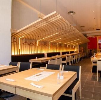 3名様からご利用いただけるテーブル席。ゆったりと座って料理やお酒をお楽しみいただけるので、友人との飲み会など少人数での集まりにも最適です◎ ※基本的に1～2名様はカウンター席へのご案内となります。