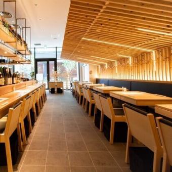 片側がソファー席になっているテーブル席もございます。ゆったりと寛ぎながら、お店自慢の料理をご堪能いただけます。※テーブル席は3名様～、1～2名様は基本的にカウンター席へのご案内となります。※ネット予約での席指定はできません。ご希望がある場合はお電話にてご連絡をお願いいたします。