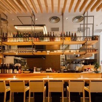 木の温もりも感じられる店内は、明るい雰囲気でお1人様も気軽に立ち寄りやすい◎1～2名様で使いやすいカウンター席をご用意しているので、仕事終わりのサク飲みはもちろん、友人とのサシ飲みやデートなどにもピッタリです！