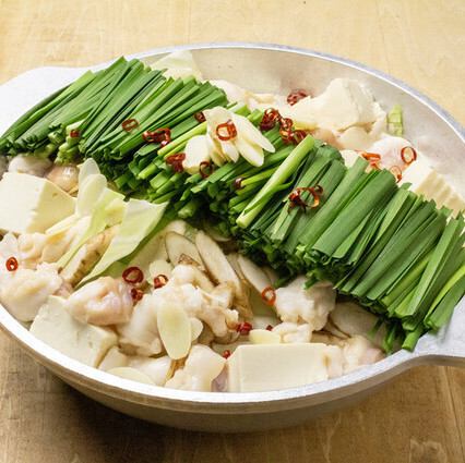 【博多名物を堪能◎】ぷりぷりの牛もつと、芳醇なあご出汁が織りなす「もつ鍋」は1人前1980円(税込)！