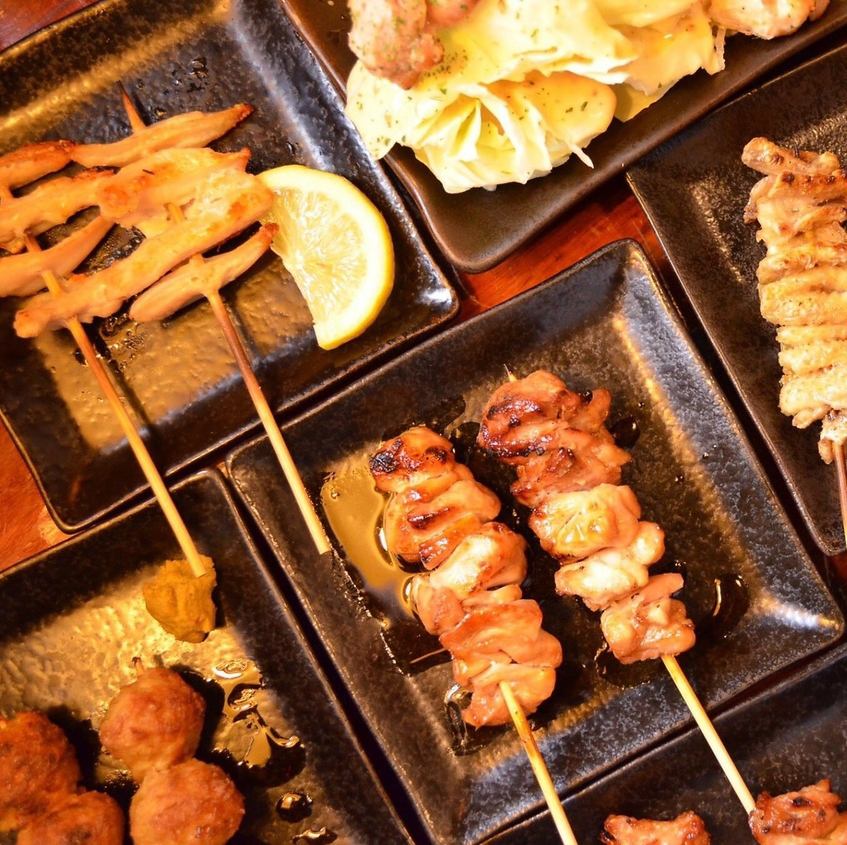 清酒、香烟和美味的烤鸡肉串！您可以享受用木炭精心烤制的特别菜单。