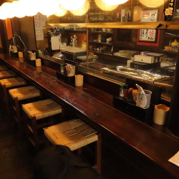 ゆっくりとお酒とお食事をお愉しみいただけるカウンター席は全12席ご用意しております。お1人様や少人数でのお食事、飲み会、仕事帰りのサク飲みにもおすすめです。