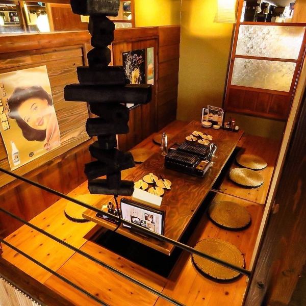 【落ち着きのあるプライベート空間】「えご家」では、和の趣ただよう上質な完全個室をご用意しております。5名様までのお席を2つ完備。連結すれば最大10名様までご利用可能です。掘りごたつ席で足を伸ばしながら、会話や当店自慢の逸品料理をお楽しみください。ご家族・ご友人とのお食事はもちろん、少人数宴会など。