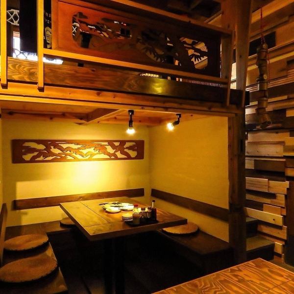 【鎌倉タイプの半個室テーブル席】木の温もりを感じるゆったりとした空間を完備。まるで小さな隠れ家のような雰囲気で、プライベートなひとときを演出します。ご友人との飲み会や女子会はもちろん、誕生日などのお祝いの席にも最適です。