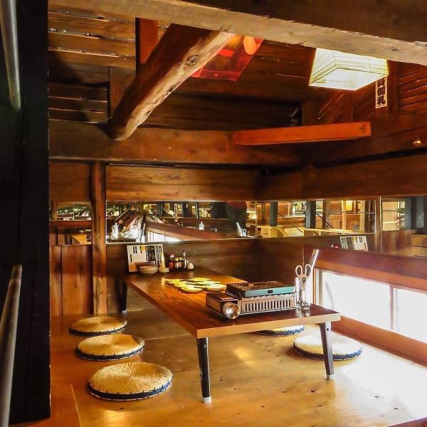 【屋根裏ロフト席】隠れ家のような空間には、和の趣がただよい、どこか懐かしさを感じさせてくれます。10~12名様までお過ごしいただけるため、昼宴会はもちろん、ご家族やご親族とのお食事にも最適。お好みのドリンクを片手にお楽しみいただけます。