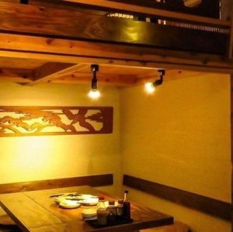 【鎌倉タイプの半個室テーブル席：6名様×1卓】ご友人との飲み会や女子会におすすめ。1階の鎌倉タイプの半個室席は、木の温もりを感じる落ち着いた空間で、周囲を気にせずゆったりとお過ごしいただけます。まるで小さな隠れ家のような雰囲気で、プライベートなひとときを演出◎