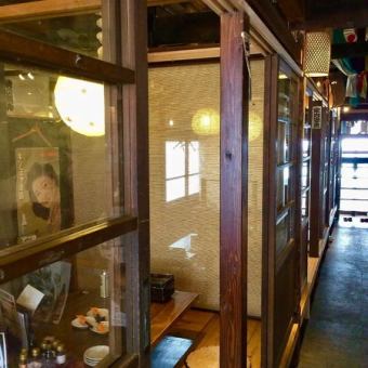 【半個室掘りごたつ席：3～36名様】扉とロールカーテンの仕切りあり◎会社宴会に。扉とロールカーテンで仕切られた半個室の掘りごたつ席は、最大36名様まで対応可能！プライベート感のある、落ち着いたお席でゆったりとお食事をお楽しみいただけます。掘りごたつ席のため、足元も快適◎