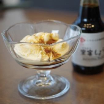 バニラアイス黒蜜醤油がけ
