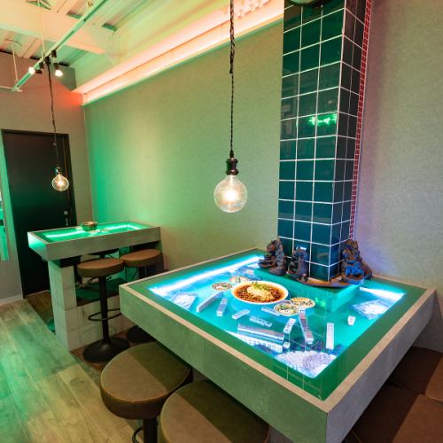 The table has a motif of a mahjong table★Enjoy the exotic atmosphere recommended for a casual drinking party♪
