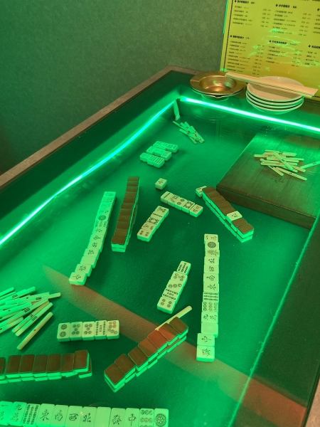 [Umeda Higashi-dori] In the lively neon-lit space, there are table seats with a mahjong table motif! ★