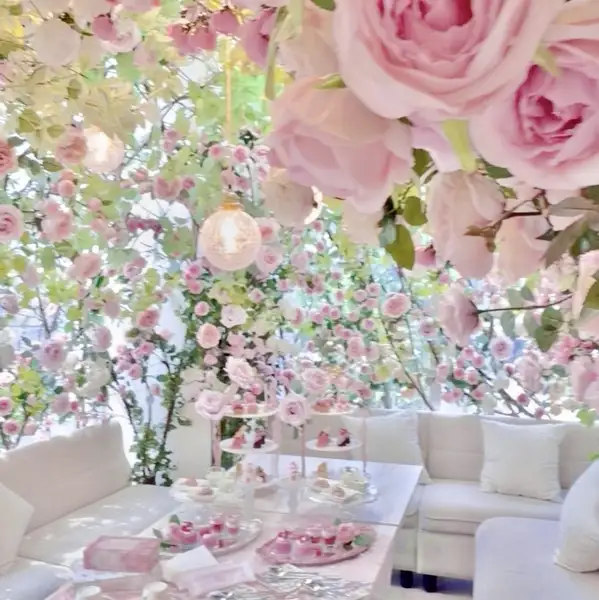 【四季で変わる内装は唯一無二】四季で変わる内装が特徴の当店。現在はピンクローズの世界