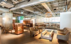 【コワーキングスペース】照明を落とし、隣の席とも適切な距離間がありますので、ゆったりと静かにご利用いただけます。