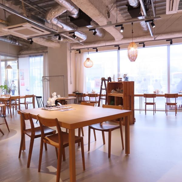 【明るく広いカフェ】駅中では珍しいゆったりと落ち着いた空間です。テーブルや椅子も広々と使えるので、スーツケースや大きなお荷物があっても気にせずお寛ぎ頂けます。女子会プランも大人気！ノンアルコール、アルコール飲み放題も選べます♪WiFi、コンセント完備！より集中したい場合はコワーキング、レンタルスペースへ