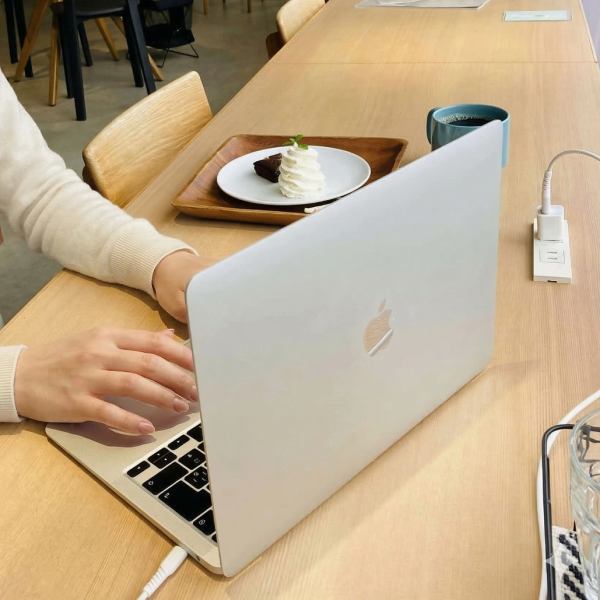 【Wi-Fi・電源完備◎落ち着いて過ごせる空間】新潟駅南口の喧騒から少し離れた、広々と落ち着いた空間。電源・Wi-Fi完備で、お仕事や打ち合わせ利用も大歓迎です。コーヒー片手に、自分時間をお過ごしください。改札口から東側に出て、ビックカメラ様を降りた1階、キャン★ドゥ様の向かいに位置しています。