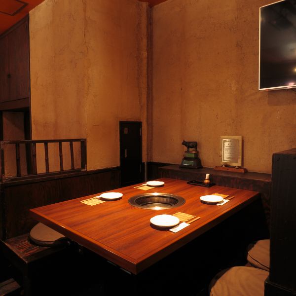 総席数３５席。掘りごたつ席もございますので、ゆったりといお過ごしいただけます◎夜中でも盛り上がってる明るい店内で飲んで食べて楽しんでください！！