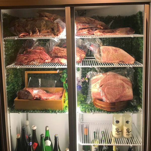冷蔵庫には塊肉の数々！こちらを丁寧に一番おいしい状態にてご提供いたします！！