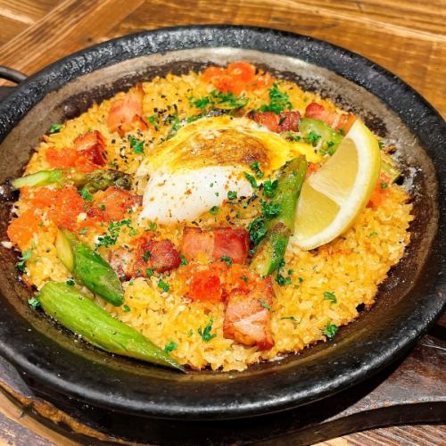 アスパラとベーコンのパエリアー温玉のせー