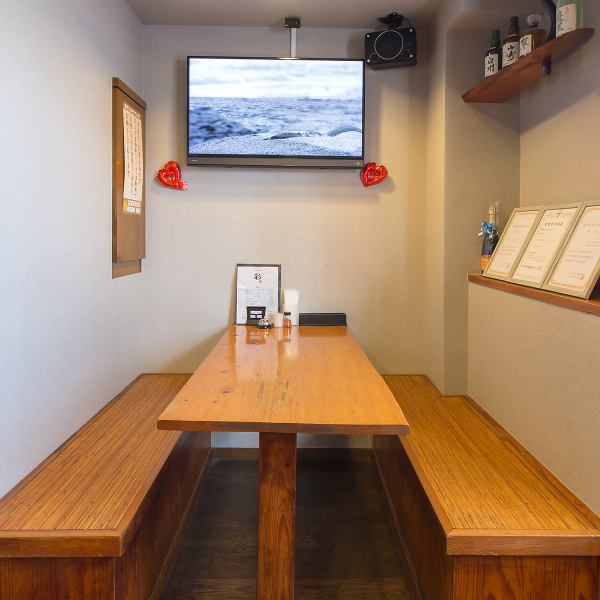 店内は木の温もりを感じる落ち着いた雰囲気で、居心地の良さを大切にしています。カウンター席からは調理の様子を間近で楽しめ、ライブ感あふれる体験が可能◎アクセスも良好で、仕事帰りや休日の食事に最適です。お客様に快適な時間を過ごしていただけるよう、心を込めたサービスを提供しています！