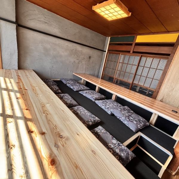 【大宴会場:42名様まで】8名様から42名までにご利用いただけるテーブル席を各種ご用意。会社での集まり、各種団体の会合にもお使いいただけます!歓送迎会に忘新年会は松山市駅近辺では最大の席数のある当店にお任せください!