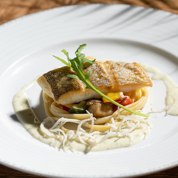 スズキと白魚のロースト（デザートブッフェ付きランチ[5/1～6/30]料理例