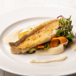 (7/1～8/31) 甘鯛の鱗焼き 白ワイン風味のソース