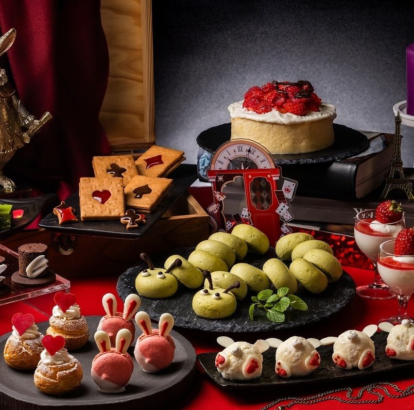 A lineup of 18 sweets inspired by the world of the story "Alice in Wonderland"