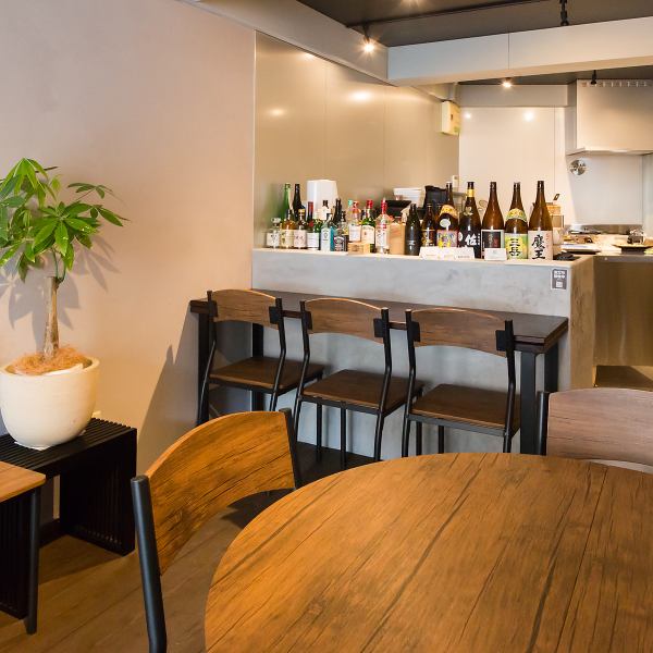 1人でも利用しやすいカウンター席は、店内の観葉植物と優しい照明によって特別な癒しを届けます♪カップルや仲の良い友人同士での食事にも適した二人席、座りやすい丸テーブルなど用途に合わせたレイアウトをご用意★隣席との間隔にも配慮し、プライベートな時間をしっかり確保できる安心感があります◎