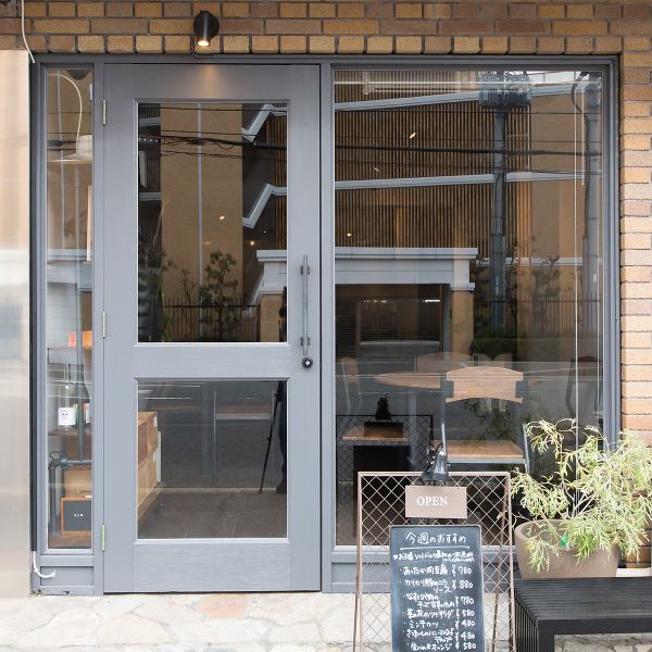 赤ちゃん連れのママ会から、仕事帰りの男性同士の飲み会まで、ターゲットを絞らず「誰もが主役になれる場所」を目指しました。こだわりの定番料理と旬の週替わりメニューが両立し、お食事メインでもお酒メインでも大歓迎。温かな灯りと緑に囲まれ、日常を忘れるひとときを。全世代に愛される憩いの場です。