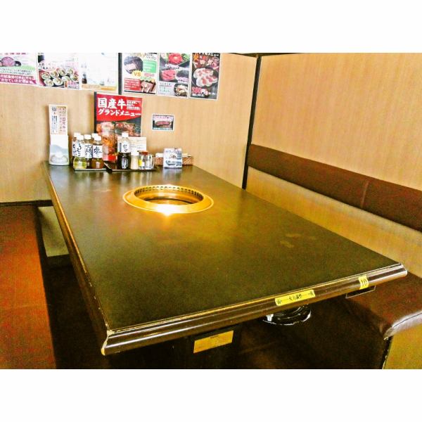 【テーブル席/2～6名様】豊富なテーブル席。友達同士やカップルなど、少人数でも気軽に利用できる。仕切りがあって落ち着ける。様々なシーンで利用できるテーブル席は使い勝手ばつぐんです！