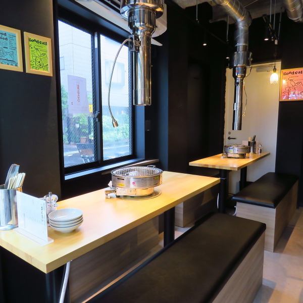 【黒を基調とした店内】当店は、黒を基調としたシンプルで洗練された内装が特徴の焼肉屋です。落ち着いた雰囲気の中で、上質な焼肉を心ゆくまで楽しむことができます。